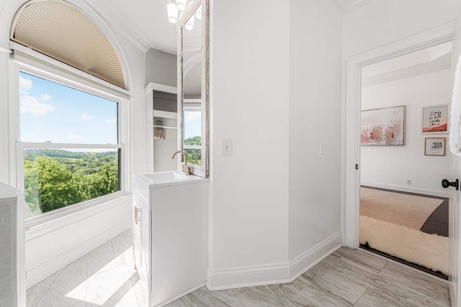 A guest bath aimed at the county